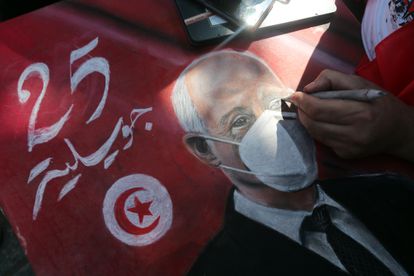 Un partidario del presidente tunecino Kais Said dibuja su imagen en una manifestación en apoyo a su toma de posesión en octubre.