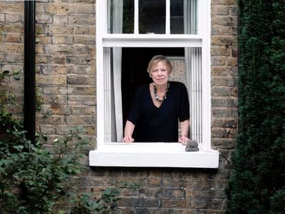 La escritora británica Karen Armstrong en su casa en Londres, el 26 de agosto de 2022.