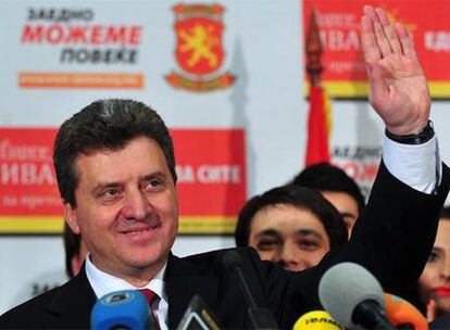 El candidato de la coalición conservadora VMRO-DPNE, George Ivanov, celebra su victoria en las presidenciales.