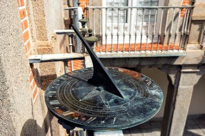 Reloj de sol que da al patio de la Fuente del Palacio Real de La Granja. Fue realizado en la primera mitad del siglo XVIII por Thomas Hatton, relojero de cámara del rey Felipe V.