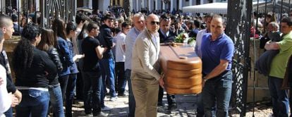 Funeral en Manzanares (Ciudad Real) de los dos ni&ntilde;os y su abuela asesinados el viernes. 