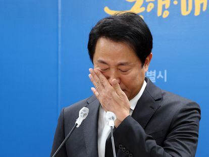 Seoul (Korea, Republic Of), 01/11/2022.- Seoul's Mayor Oh Se-hoon sheds tears while making an apology for the Itaewon tragedy during a news conference at Seoul City Hall, South Korea, 01 November 2022. According to the National Fire Agency, at least 154 people were killed and 149 were injured in the stampede on 29 October, after a large crowd came to celebrate Halloween in the Itaewon ward of Seoul. (Incendio, Corea del Sur, Seúl) EFE/EPA/YONHAP SOUTH KOREA OUT
