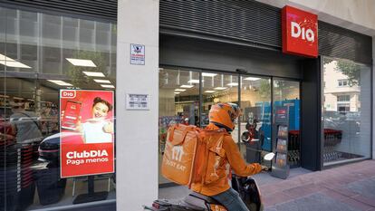 Del restaurante al súper: la cesta de la compra ya genera más del 80% del negocio del delivery en España