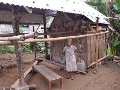 Acila Ibabao, de 79 años, junto a lo que será su nueva casa.