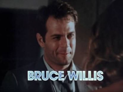 Bruce Willis en los títulos de crédito de 'Luz de luna'. En vídeo, tráiler de 'Jungla de cristal'.