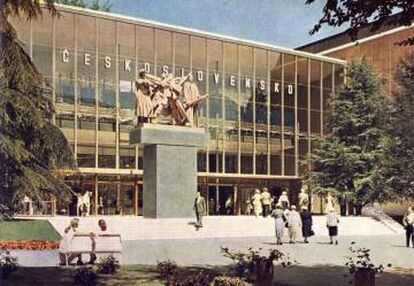 Entrada del pabellón checoslovaco en la Exposición Universal de Bruselas, en 1958.