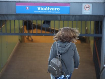 Una mujer entra al metro de Vicálvaro, en Madrid, en septiembre de 2020.