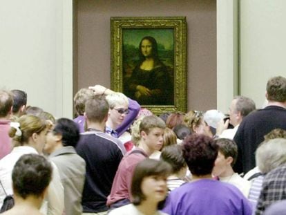 Visitantes del Louvre ante el cuadro de la Gioconda