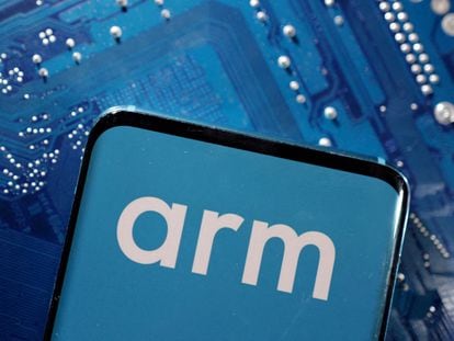 Un teléfono muestra el logotipo de ARM. to