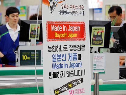 Un cartel a favor del boicot a los productos japoneses, la semana pasada en un mercado de Seúl.