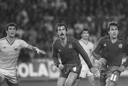 Arteche y Víctor Muñoz en el encuentro de clasificación de la Eurocopa 1988 que se celebró en Sevilla entre España y Rumanía (1-0)
