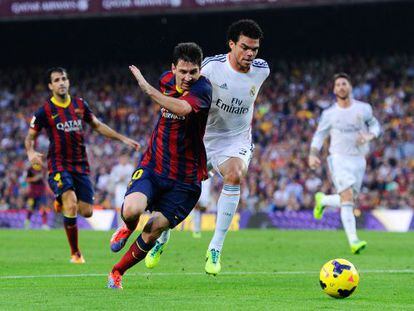 Messi intenta marcharse de Pepe.