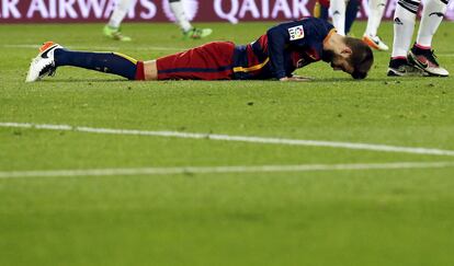 Piqué, tumbado en el césped, tras una jugada durante un partido contra el Valencia, en 2016.