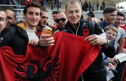 Gianni De Biasi posa con la bandera de Albania junto a algunos hinchas. 