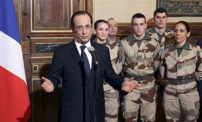 Hollande despide a soldados que salen hacia Malí, este sábado en Tulle.