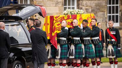 Miembros del Regimiento Real de Escocia trasladan el ataúd con los restos de Isabel II en el Palacio de Holyrood, en Edimburgo, el pasado 11 de septiembre.