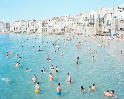 Cefalù Orange Yellow Blue, 2008. “En lugar de enmarcar el mar, decidímirar a la cara a las personas que pueblan laplaya”, dice el fotógrafo.