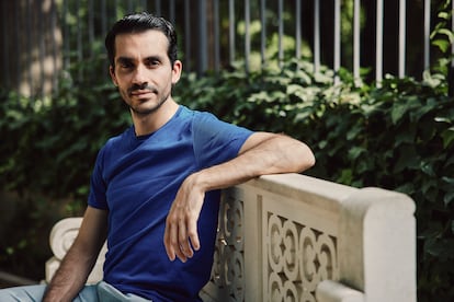 El pianista Juan Pérez Floristán fotografiado en la estatua a Bécquer del parque María Luisa de Sevilla.