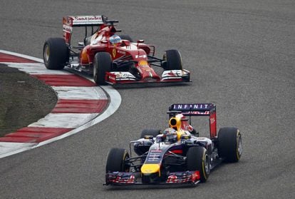Fernando Alonso persigue a Sebastian Vettel. 