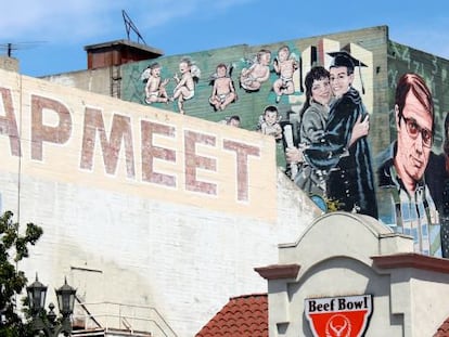 Mural 'Los Angeles Teachers', del artista Hector Ponce, en East L.A., cuna del movimiento Chicano, en Los Ángeles.