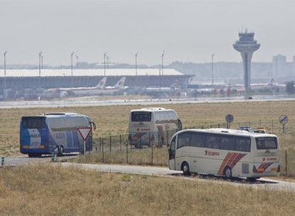 Autobuses con familiares de las víctimas, camino del lugar del accidente de Barajas, donde ayer se celebró un homenaje.