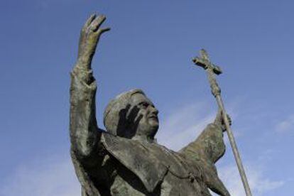 Escultura de Benedict XVI por Candido Pazos en Santiago de Compostela,