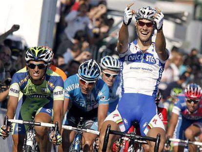 Tom Boonen celebra su triunfo en Córdoba, donde Bennati (a la izquierda) se puso el maillot de líder.