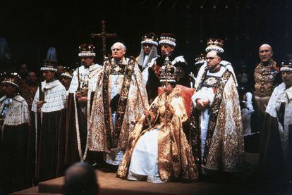 Isabel II, que entonces tenía 26 años, fue coronada el 2 de junio de 1953 en la Abadia de Westminster en una ceremonia que, por primera vez en la historia de este tipo de actos, fue retrasmitida por televisión.