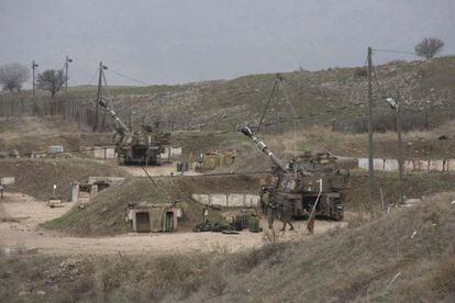 Soldados israel&iacute;es en alerta, este domingo en Kiryat Shmona. 