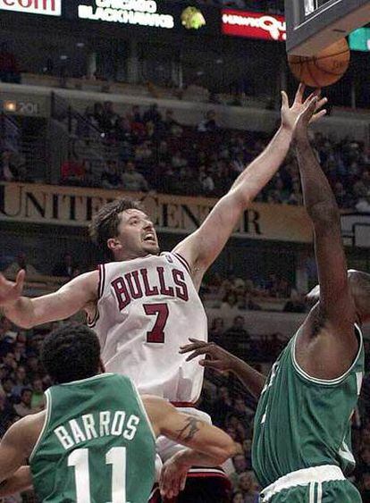 Kukoc pelea el balón en un partido con los Chicago Bulls.