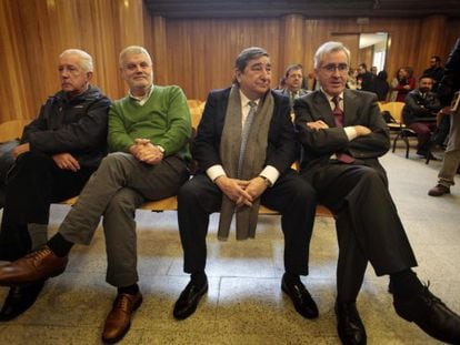 El presidente del Deportivo de La Coruña, Augusto César Lendoiro (segundo por la derecha), durante la junta de acreedores del club celebrada hoy en la Audiencia Provincial de A Coruña