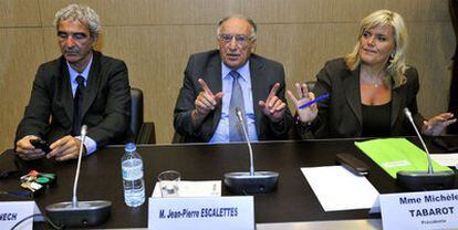 Raymond Domenech, a la izquierda, y Jean-Pierre Escalettes, centro, junto a la presidenta de la comisión Michele Tabarot.