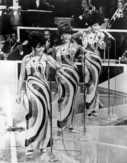 Cuando nacieron The Supremes, allá por 1961, Diana Ross no era la más llamativa de las tres; de hecho, Florence Ballard era la solista de la formación. El grupo se convirtió en un fenómeno en Estados Unidos en la época de la beatlemanía. Las tres de Detroit eran las únicas que hacían sombra a los cuatro de Liverpool en las listas, con éxitos como Where Did Our Love Go, Baby Love o Stop! In the Name of Love, acompañados de coreografías sincronizadas y aderezados con estilismos que no dejaban indiferente a nadie. Lentejuelas y transparencias comenzaron a formar entonces parte del armario de Diana Ross. Poco a poco, ella se convirtió en el alma del grupo: en 1963 ya era la solista, después pasaron a llamarse Diana Ross & The Supremes y en 1970 inició su carrera en solitario. J. Randy Taraborrelli, que ha escrito varios libros sobre la artista, sostiene en Diana Ross: A Biography que "las otras Supremes originales representaron a Diana como una mujer con un plan, que proyectaba una sombra sobre las otras dos para hacer su propia estrella más brillante".