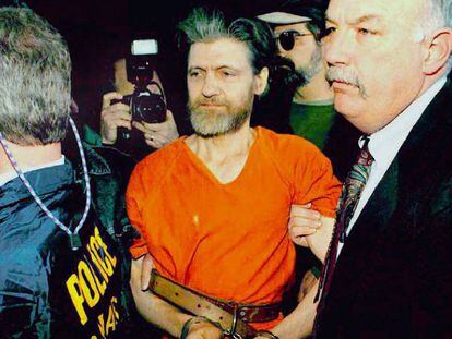 FOTO: Theodore Kaczynski es conducido por agentes del FBI a un tribunal federal al día siguiente de su detención. / VÍDEO: Tráiler de 'Making a Murderer'.