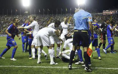 Los jugadores del Madrid y el Levante discuten, mientras Di María permanece en el suelo.