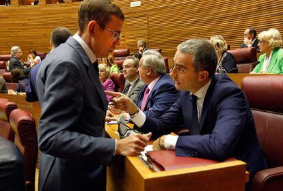 El ex secretario general y ex portavoz del PP en Les Corts Valencianes, Ricardo Costa, conversa con el actual secretario general de la formación, Antonio Clemente