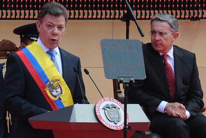 El presidente de Colombia, Juan Manuel Santos, durante su discurso de investidura, ante la mirada del anterior presidente, Álvaro Uribe, a la derecha.