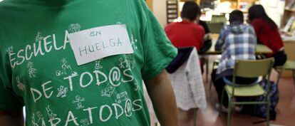 Un profesor con una camiseta de la 'marea verde'.
