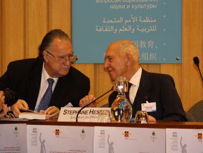 Hessel (derecha) y Azkuna, cuando el escritor recibi&oacute; en Par&iacute;s en 2008 el Premio Unesco-Bilbao.