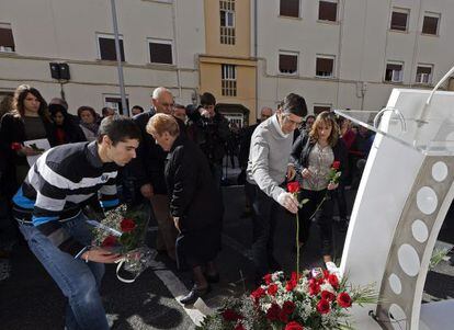 La hija de Isaias Carrasco, Sandra, a la izquierda, mientras el ex lehendakari Patxi López participa en la ofrenda floral al concejal asesinado por ETA