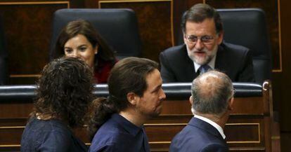 El líder de Podemos, Pablo Iglesias pasa delante de Mariano Rajoy en el Congreso de los Diputados.