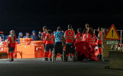 Llegada a Puerto Naos, en Arrecife, de 48 personas rescatadas por Salvamento Marítimo el pasado miércoles.