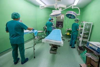 Personal sanitario prepara uno de los quirófanos de la Clínica Isadora en Madrid, en 2021.