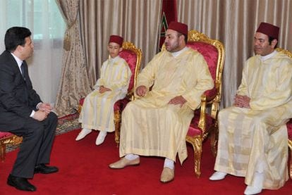 Un consejero real informa a Mohamed VI, a su hijo y a su hermano de la reforma.