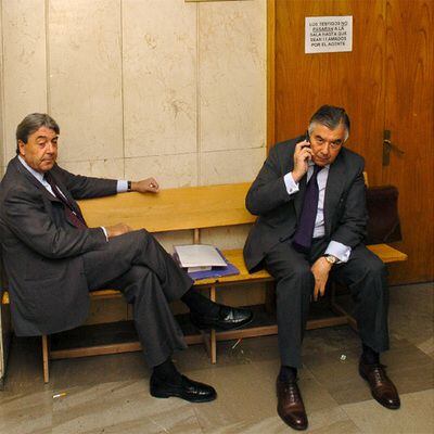 Alberto Cortina (izquierda) y Alberto Alcocer, en el juzgado en 2005.