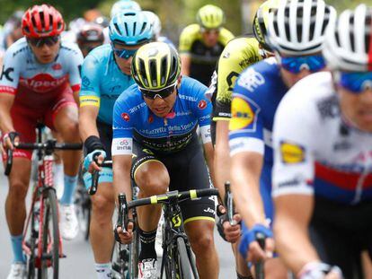 Chaves, con el maillot azul de líder de la montaña, durante la etapa de su perdición.