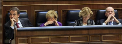 Zapatero y sus tres vicepresidentes, Fernández de la Vega, Salgado y Chaves, durante el pleno del Congreso.