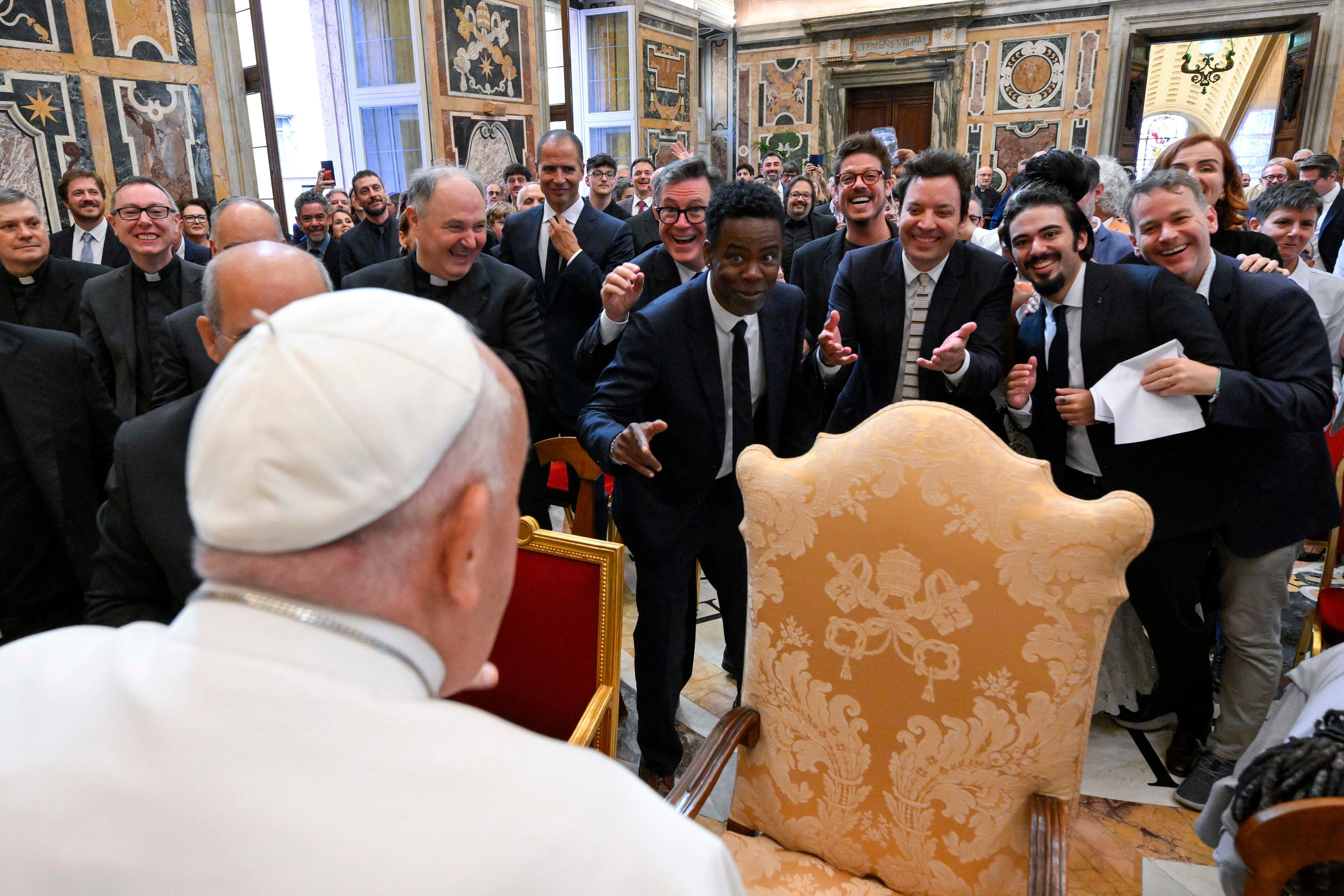 El Papa Francisco elogia en un encuentro con cómicos que el humor denuncia “abusos de poder” haciendo reír “sin alarmismos o terror”