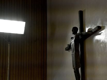 Un crucifijo en el interior de una iglesia católica.