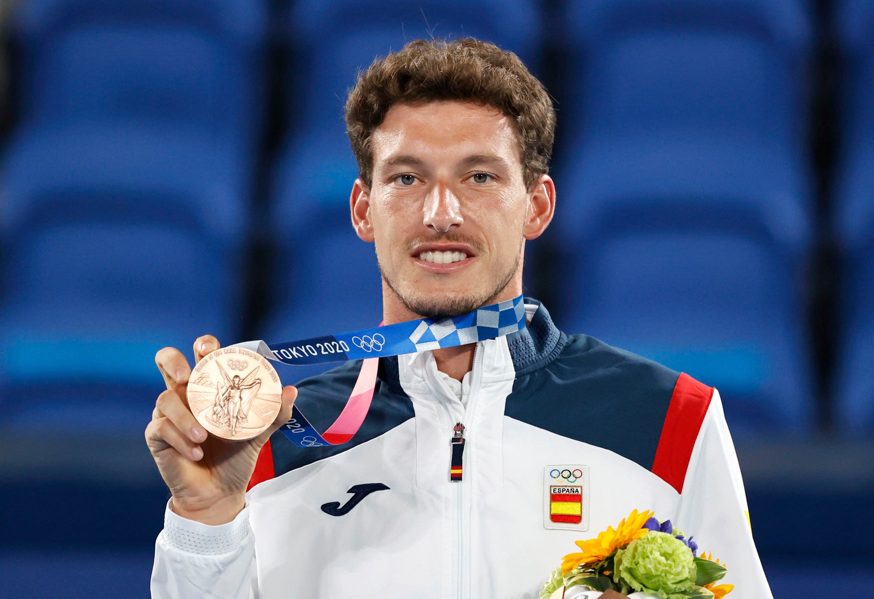 El tenista español Pablo Carreño celebra en el podio tras conseguir su medalla de bronce en los Juegos Olímpicos de Tokio